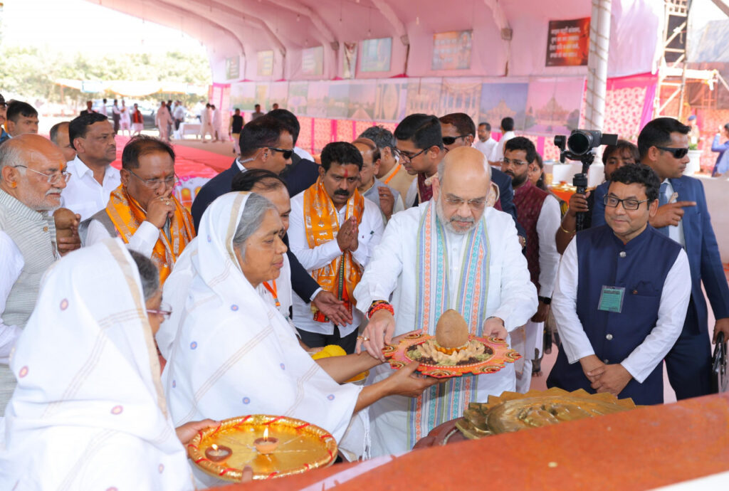 रायपुर : केन्द्रीय गृह एवं सहकारिता मंत्री श्री अमित शाह आज छत्तीसगढ़ के राजनांदगांव में आचार्य श्री विद्यासागर जी महाराज के ‘प्रथम समाधि स्मृति महोत्सव’ और श्री 1008 सिद्धचक्र विधान विश्व शांति महायज्ञ में शामिल हुए