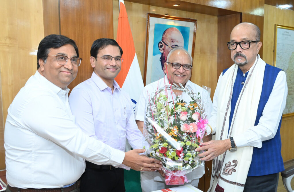 रायपुर : राज्यपाल श्री डेका से दिगम्बर जैन समाज के अध्यक्ष ने की सौजन्य भेंट