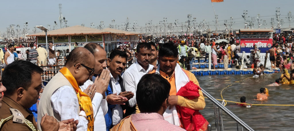 रायपुर : राज्यपाल श्री डेका ने महाकुंभ के अवसर पर त्रिवेणी संगम में किया स्नान