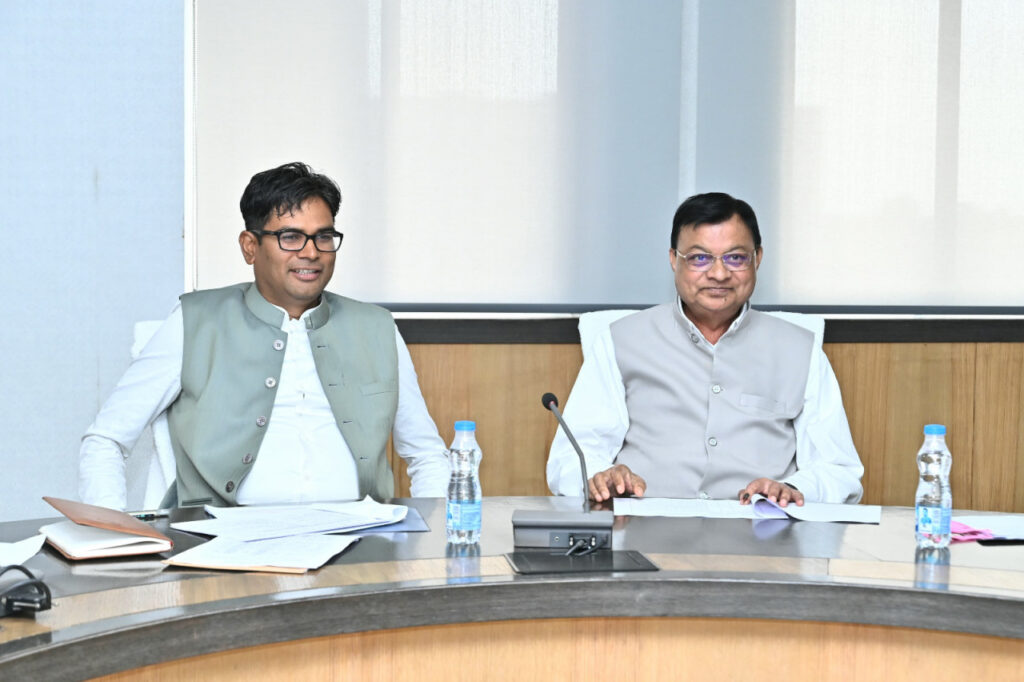 रायपुर: वित्त मंत्री की बजट प्रस्ताव पर मंत्री स्तरीय चर्चा : वाणिज्य-उद्योग एवं श्रम मंत्री के साथ