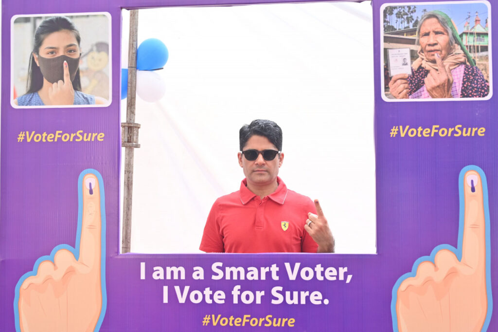 रायपुर : नगरीय निकाय निर्वाचन 2025 : राजस्व एवं आपदा प्रबंधन सचिव श्री अविनाश चंपावत ने किया अपने मताधिकार का प्रयोग