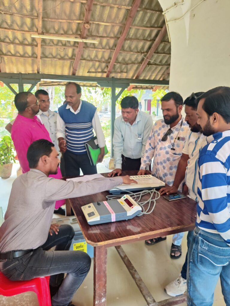 ई.व्ही.एम से वोट डालने के संबंध में मतदाताओं किया जा रहा है जागरूक
