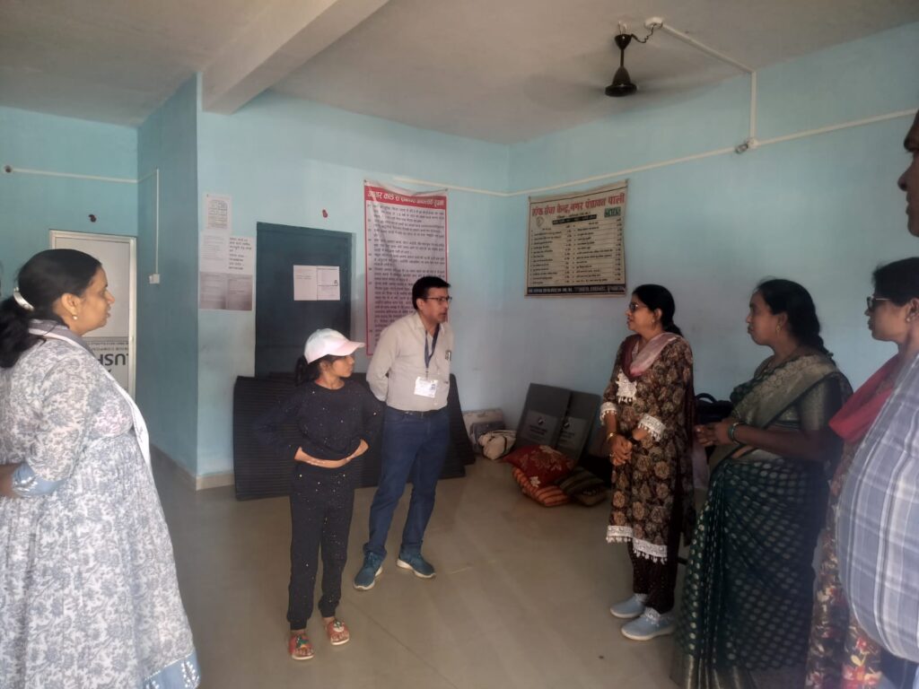 प्रेक्षक श्रीमती प्रेम लता यादव में पाली, कटघोरा व छुरी में स्ट्रांग रूम और मतदान केंद्र का किया निरीक्षण