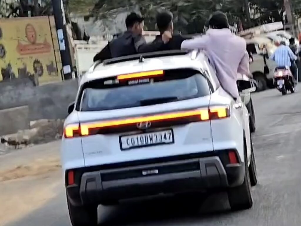 स्टंट का वीडियो वायरल: तीन युवकों ने चलती कार में खतरनाक स्टंट करते हुए ली सेल्फी और बनाया वीडियो..यातायात नियमों की अनदेखी..