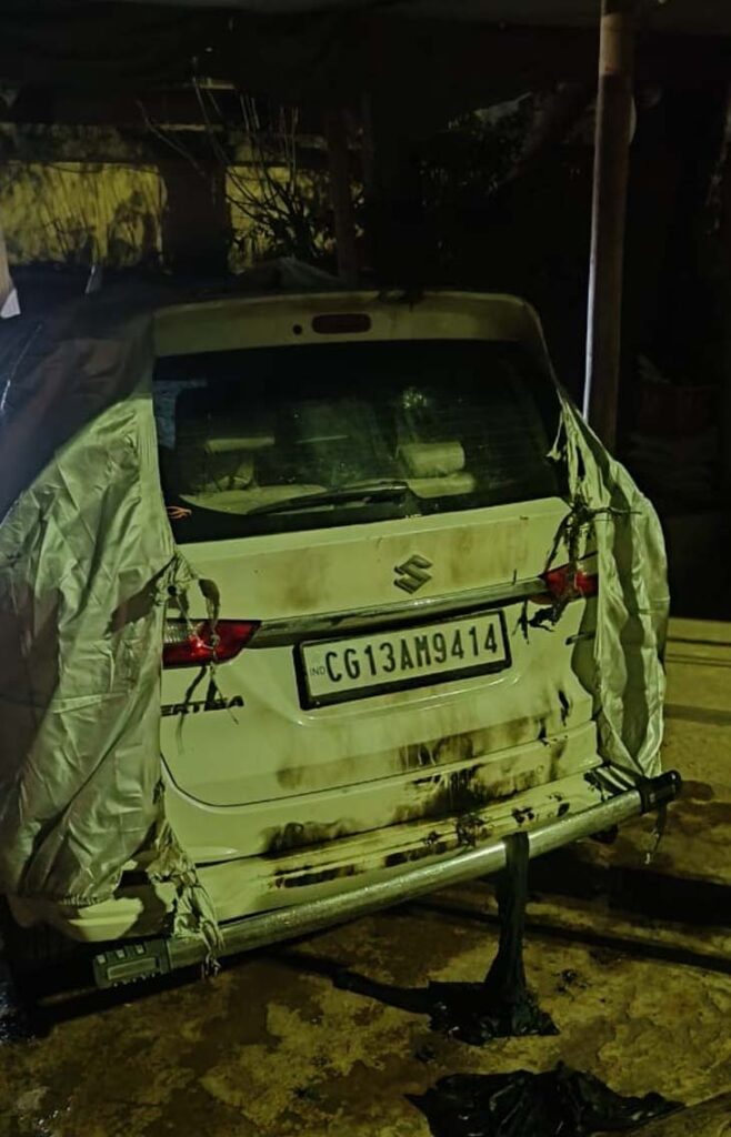 घर के बाहर खड़ी कार में नशे में धुत्त युवक ने मिट्टी तेल छिड़ककर लगा दी आग..सीसीटीवी कैमरे में कैद हुई घटना…