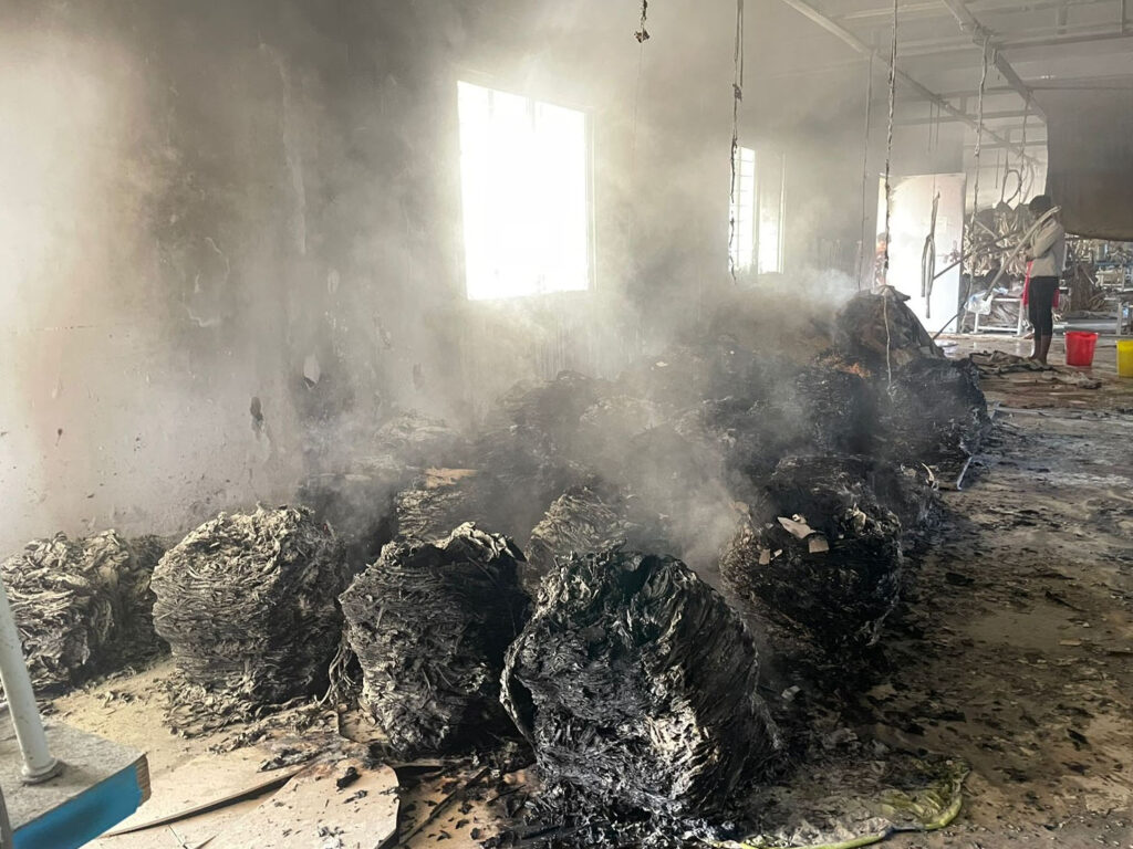 फैक्ट्री में लगी भीषण आग, लाखों की मशीन और कपड़े जले, जांच में जुटी पुलिस