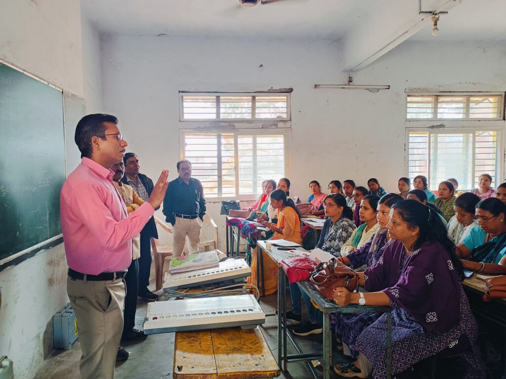 ईवीएम सहित निर्वाचन प्रक्रिया संपन्न कराने मतदान दलों को मिला प्रशिक्षण…रिटर्निंग अधिकारी मनोज कुमार ने किया निरीक्षण