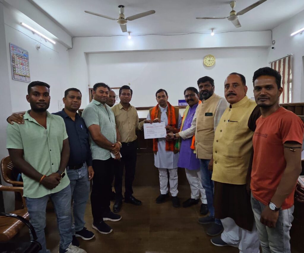 नगर निगम चुनाव में निर्विरोध निर्वाचित होने का प्रमाण पत्र लिया पार्षद नरेंद्र ने..