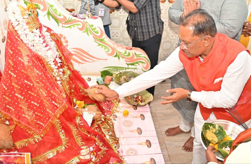 बसंत पंचमी पर्व पर मुख्यमंत्री श्री साय मां शारदा धाम पहुंचे, सरस्वती मंदिर में पूजा अर्चना कर प्रदेशवासियों की सुख-समृद्धि और खुशहाली की कामना की..