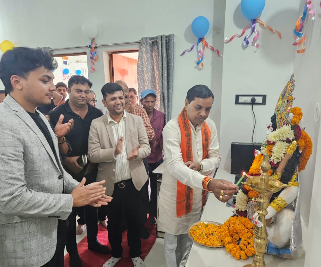 कंप्यूटर एवं कोचिंग क्लासेस का निर्विरोध निर्वाचित पार्षद नरेंद्र देवांगन ने किया शुभारंभ..
