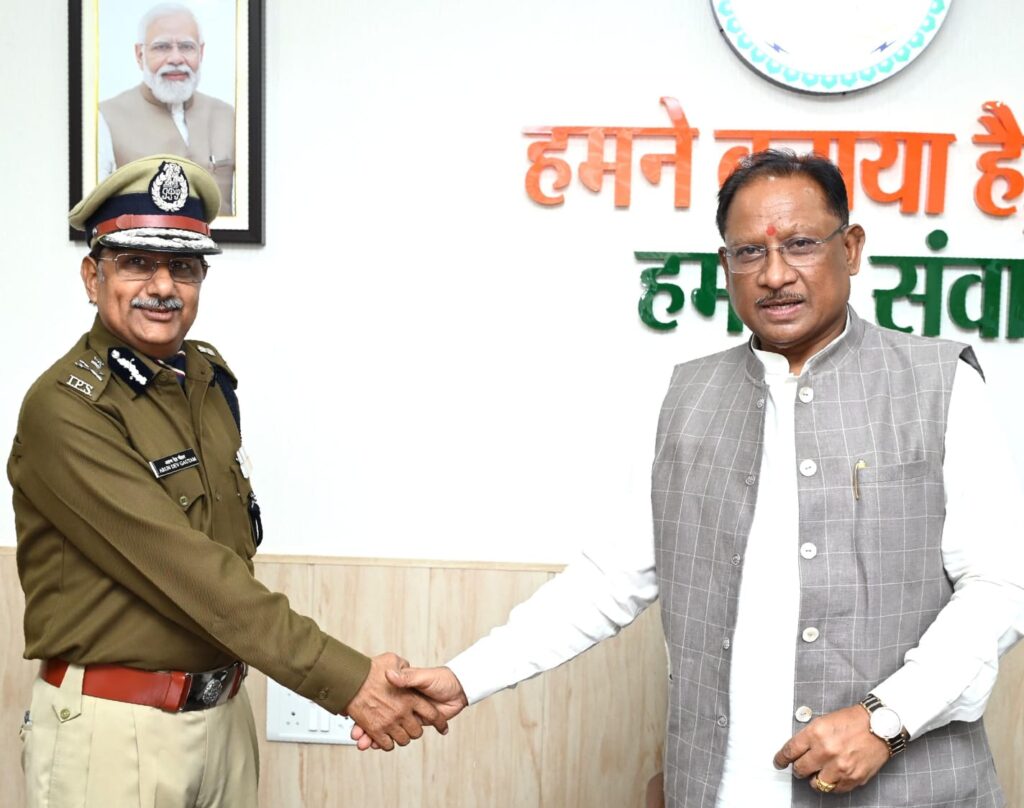 मुख्यमंत्री श्री विष्णुदेव साय से नवनियुक्त पुलिस महानिदेशक श्री अरुण देव गौतम ने की सौजन्य भेंट