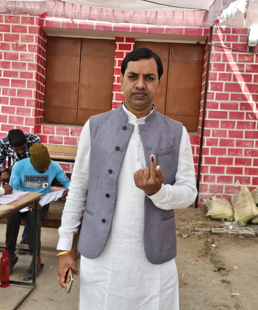 निर्विरोध निर्वाचित पार्षद श्री नरेंद्र देवांगन ने किया मतदान