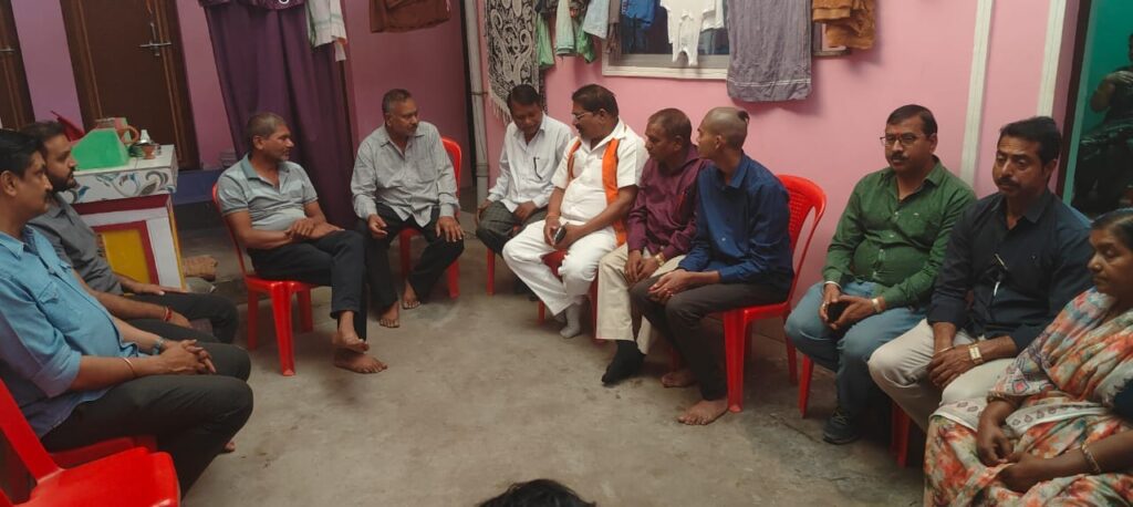 कुंभ सड़क हादसे में मृतकों के निवास पहुंचे भाजपा जिला अध्यक्ष मनोज शर्मा