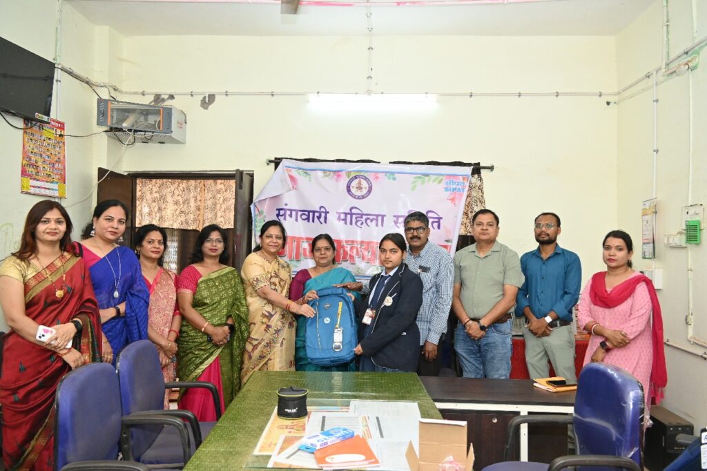 एनटीपीसी सीपत संगवारी महिला समिति द्वारा विज्ञान प्रदर्शनी में भाग लेने वाले विद्यार्थियों को किया गया प्रोत्साहित