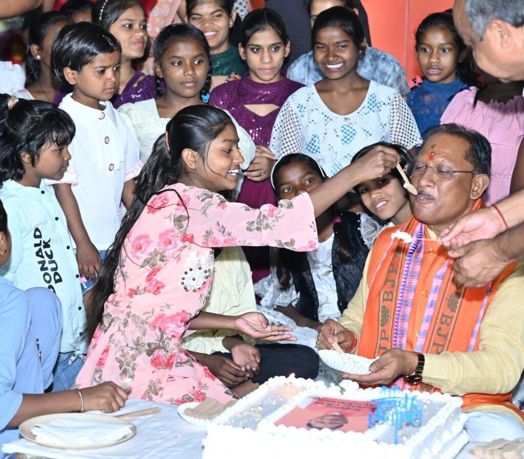 नन्ही मुस्कानों के संग मुख्यमंत्री श्री साय ने मनाया अपना जन्मदिन