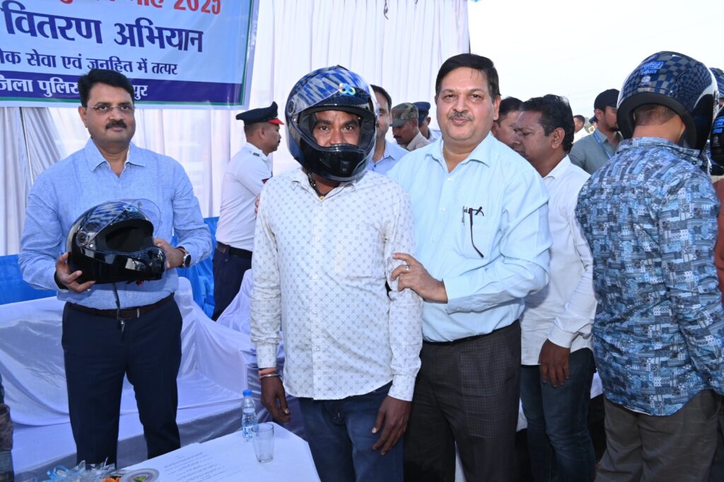 एनटीपीसी सीपत द्वारा जिला पुलिस बिलासपुर के सहयोग से सड़क सुरक्षा के प्रति जागरूक करने हेतु हेलमेट वितरण अभियान का आयोजन…