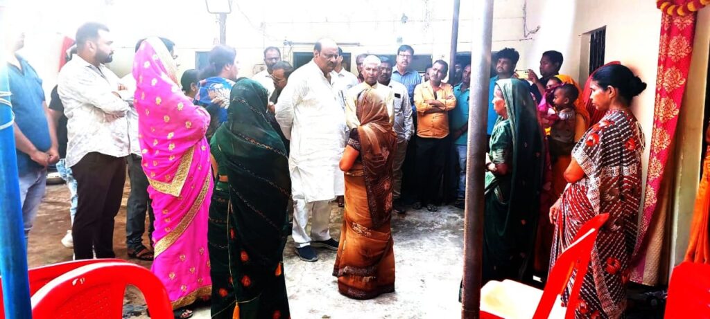 मृतकों के परिवार से मिले पूर्व राजस्व मंत्री जयसिंह अग्रवाल, बंधाया ढ़ाढस