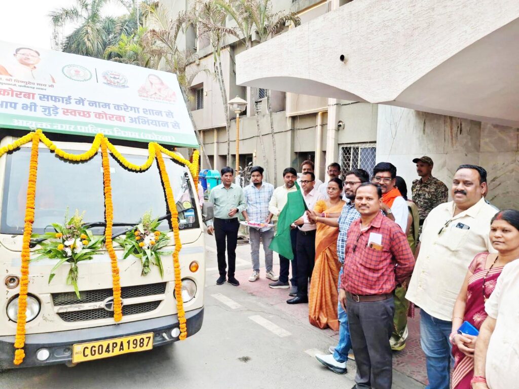 स्वच्छता की अलख जगाने बस्तियों मोहल्लों में पहुंचेगा निगम का स्वच्छता रथ…महापौर संजूदेवी राजपूत एवं कलेक्टर ने निगम आयुक्त श्री आशुतोष पाण्डेय व जनप्रतिनिधियों की उपस्थिति में स्वच्छता रथ को दिखाई हरी झण्डी…