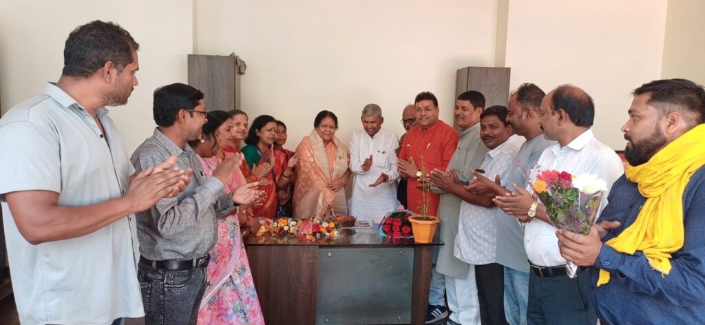 पूर्व महापौर रेणु अग्रवाल का जन्मदिन निवास पर मनाया गया…शुभकामनाएं व्यक्त करने वाले लोगों का लगा रहा तांता..