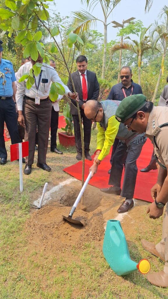 रायपुर : राज्यपाल श्री रमेन डेका ने कोरबा कलेक्ट्रेट परिसर में ’एक पेड़ माँ के नाम अभियान‘ अंतर्गत किया पौधारोपण