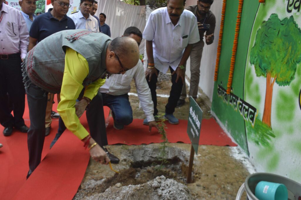 राज्यपाल श्री रमेन डेका ने प्रेस क्लब कोरबा परिसर में किया पौधारोपण