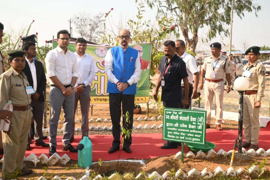 रायपुर : अपने घर, कार्यालय ,स्कूल, कॉलेज, जहां कहीं भी संभव हो एक पेड़ अपने मां के नाम से अवश्य लगाएं : राज्यपाल श्री डेका