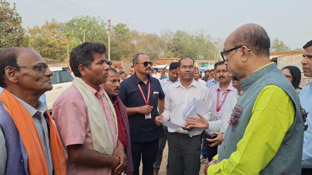 राज्यपाल श्री रमेन डेका ने ग्राम कुरूडीह में ग्रामीणों से की आत्मीय भेंट