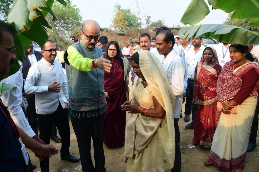 राज्यपाल श्री रमेन डेका ने कोरबा जिले के ग्राम कुरूडीह में प्रधानमंत्री आवास योजना के हितग्राहियों से की चर्चा