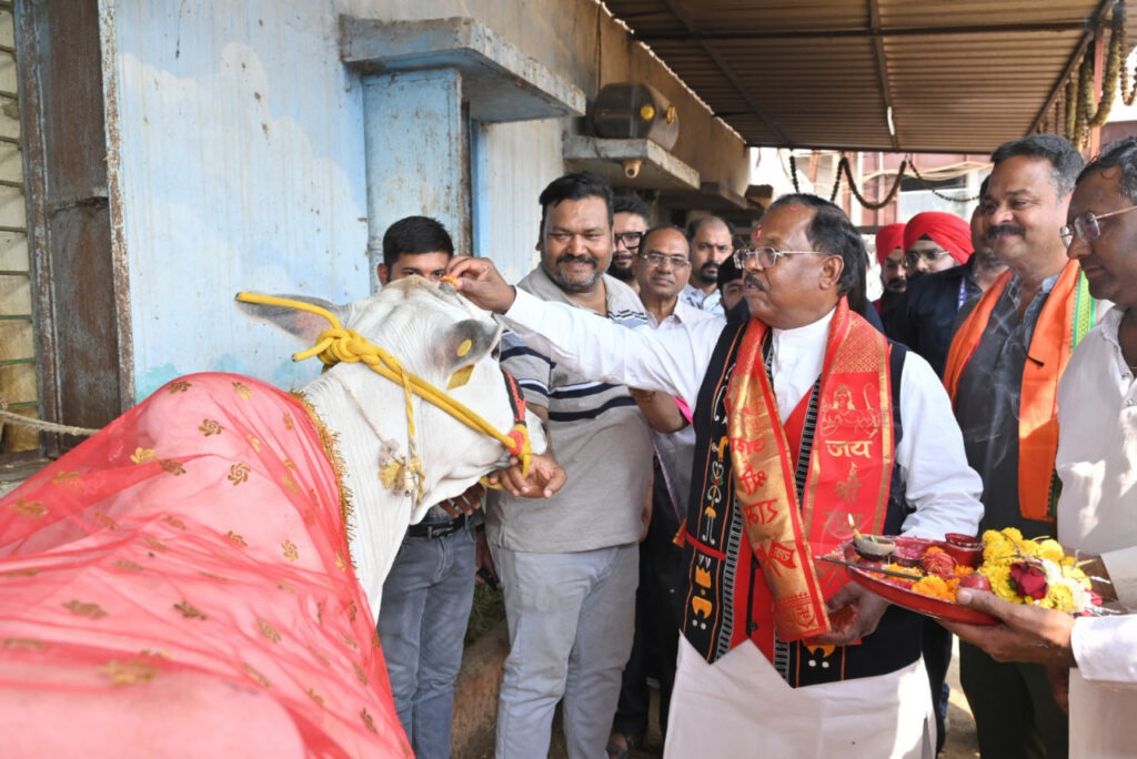 रायपुर : गौ-माता की सेवा कर कृषि मंत्री श्री राम विचार नेताम  ने मनाया अपना जन्मदिन