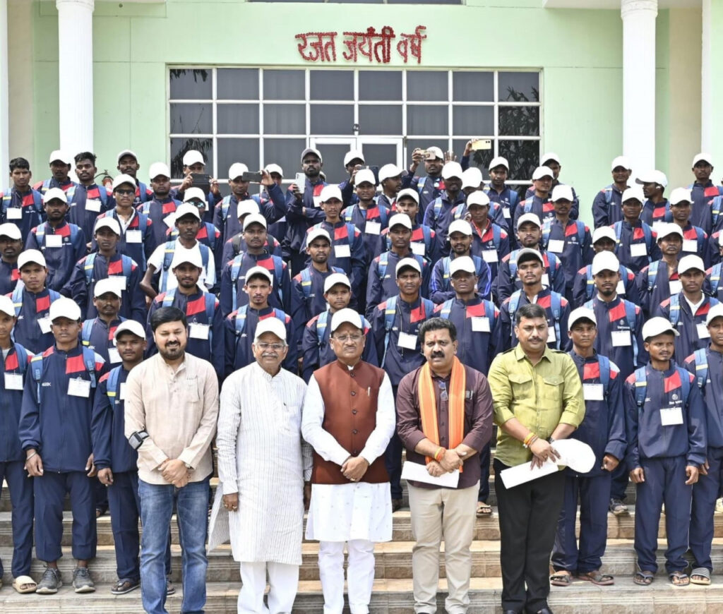 रायपुर : छत्तीसगढ़ विधानसभा परिसर में गूंज उठी बीजापुर के युवाओं की बुलंद आवाज – ‘नक्सलवाद से मुक्ति और विकास की राह पर आगे बढ़ने का है इरादा’