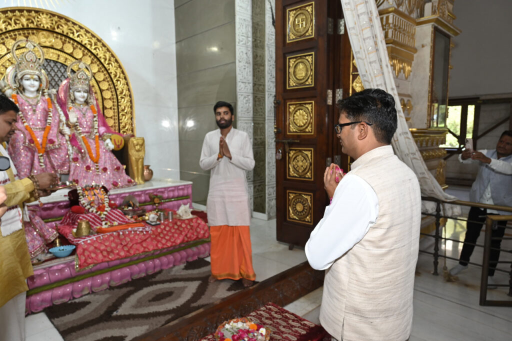 रायपुर : बजट प्रस्तुत करने के पूर्व वित्त मंत्री श्री ओपी चौधरी पहुंचे श्रीराम मंदिर, की पूजा-अर्चना