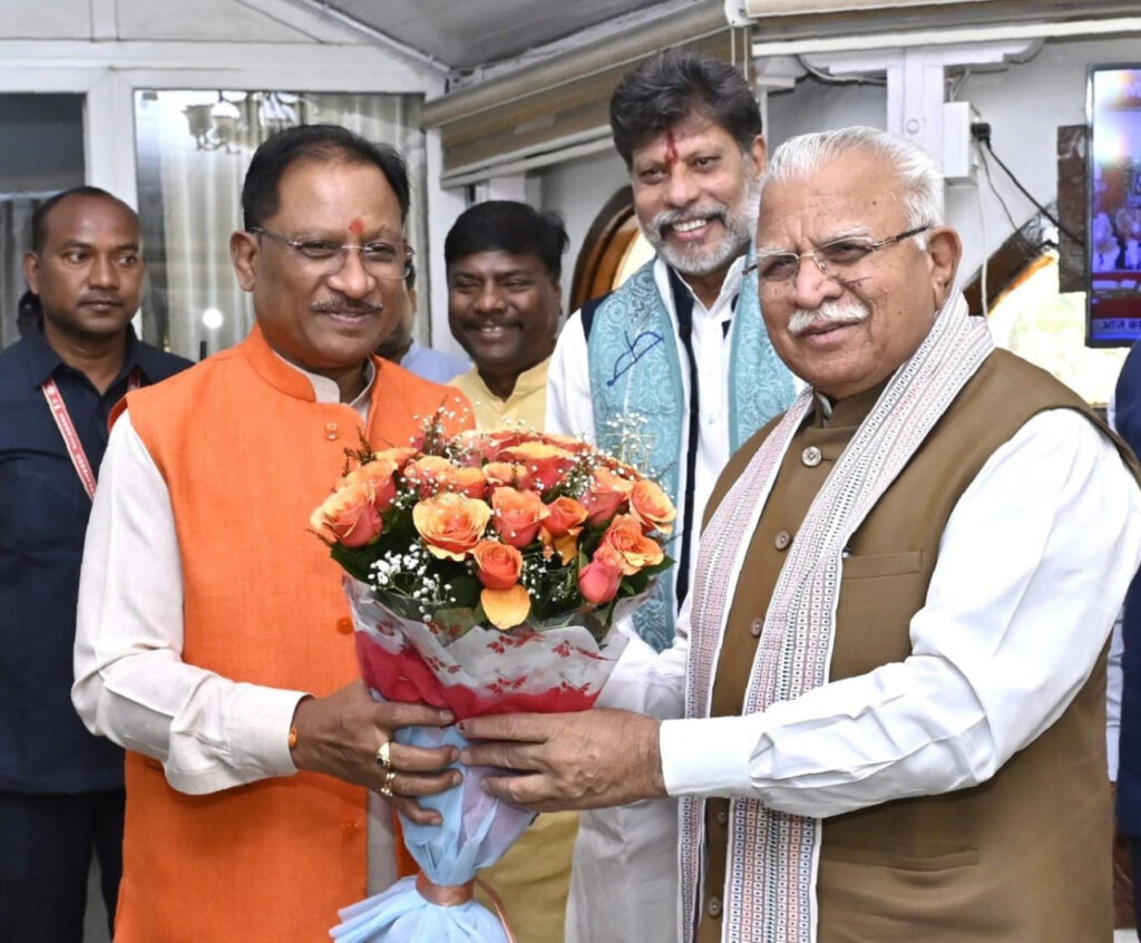 रायपुर : मुख्यमंत्री श्री विष्णु देव साय से केन्द्रीय आवास और शहरी विकास मंत्री श्री मनोहर लाल खट्टर ने सौजन्य मुलाकात की