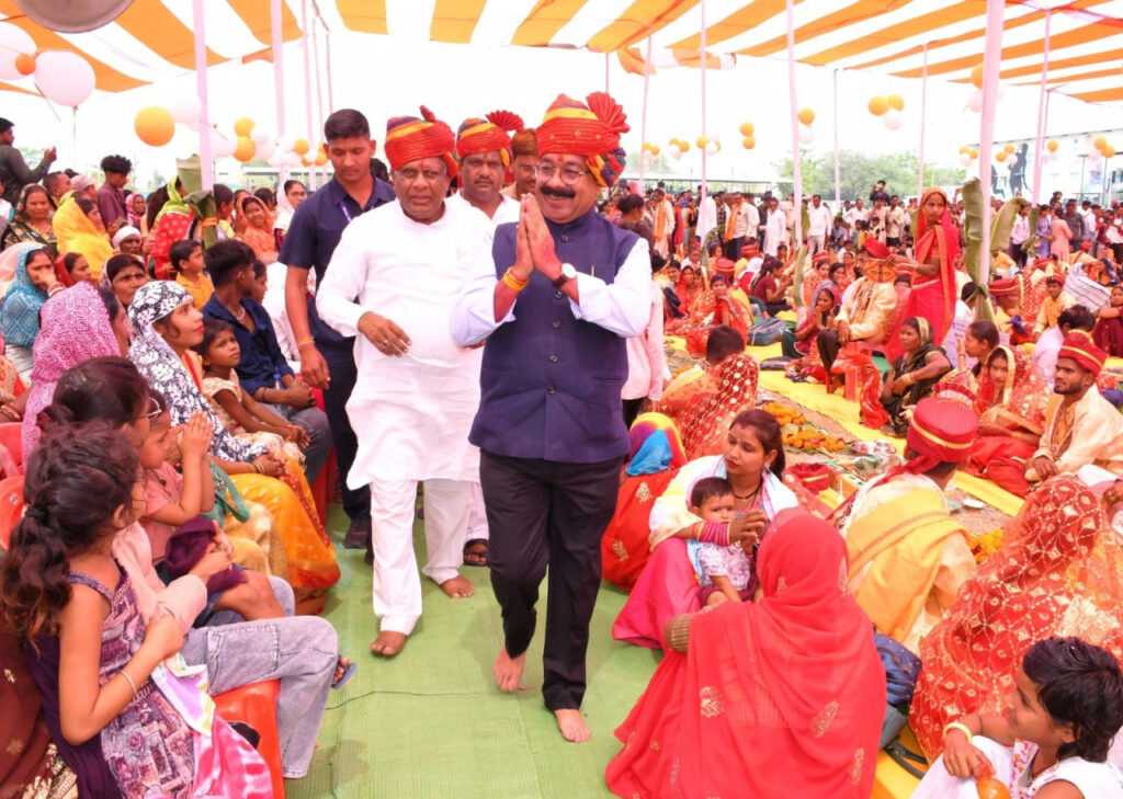 रायपुर : उप मुख्यमंत्री श्री अरुण साव सामूहिक विवाह में हुए शामिल, नवविवाहितों को बधाई और शुभकामनाएं दीं