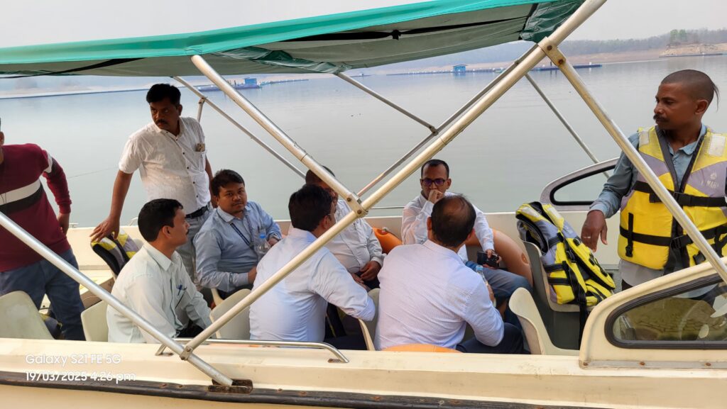 कलेक्टर ने पोड़ी उपरोड़ा के सरभोंका जलाशय में किया केंज कल्चर का निरीक्षण