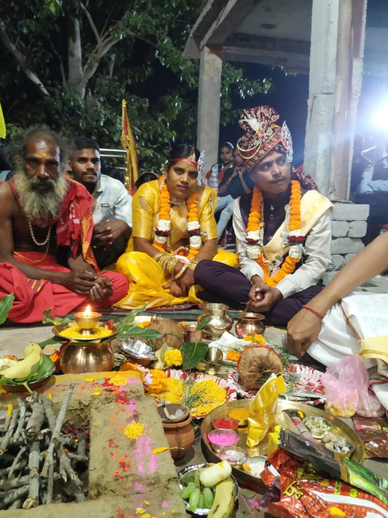 घर पर पंखे से लटकती मिली नवविवाहिता की लाश..2 महीने पहले ही हुई थी शादी…परिजनो ने घर से लेकर थाने तक जमकर मचाया हंगामा..दामाद पर लगाया आरोप…