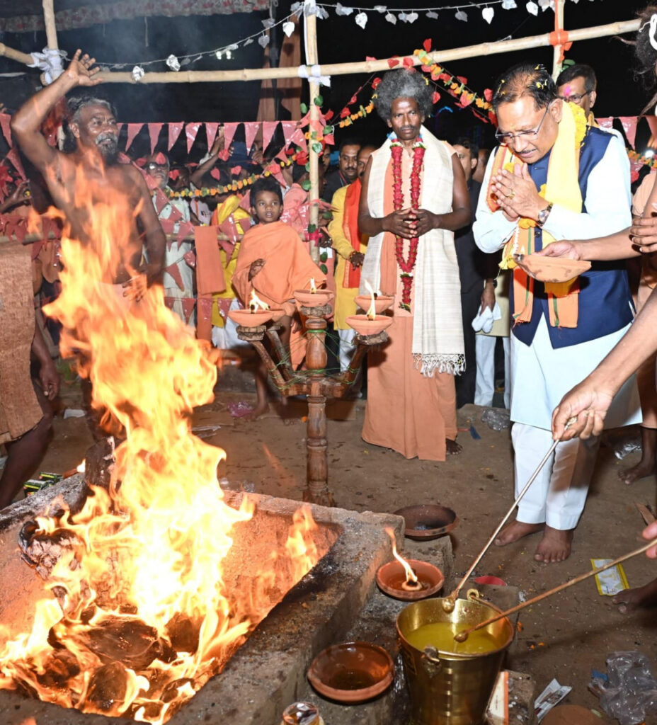 रायपुर : संतों का आशीर्वाद, जनसेवा का संकल्प: मुख्यमंत्री साय की विश्व शांति अखंड ब्रह्मयज्ञ में आस्था भरी उपस्थिति