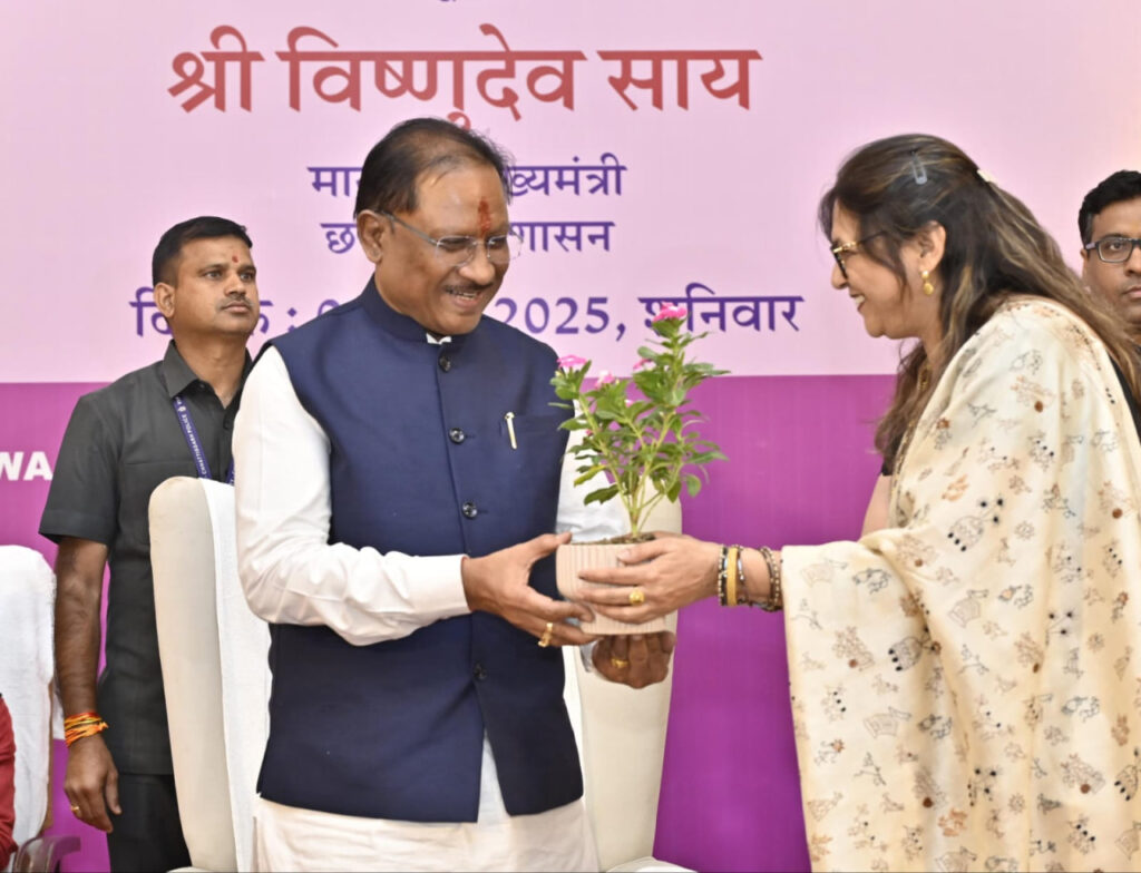 रायपुर : मुख्यमंत्री श्री विष्णु देव साय ने आज अंतर्राष्ट्रीय महिला दिवस के अवसर पर छत्तीसगढ़ की सांस्कृतिक विरासत की स्मृतियों पर आधारित कॉफी टेबल बुक “सोल ऑफ द सॉयल लाइफ्स रिदम्स इन छत्तीसगढ़” का विमोचन किया