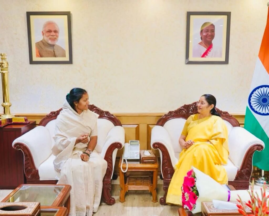 रायपुर : केन्द्रीय महिला एवं बाल विकास मंत्री से मंत्री श्रीमती राजवाड़े ने की सौजन्य मुलाकात