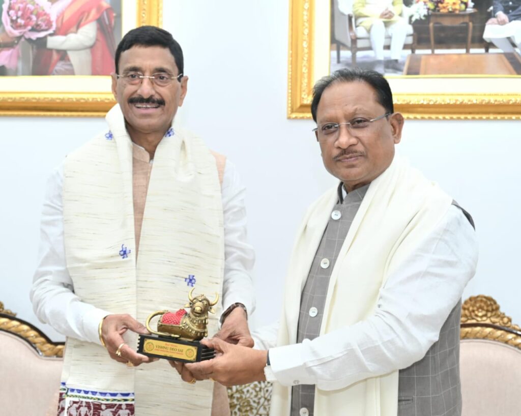 मुख्यमंत्री श्री विष्णु देव साय से केंद्रीय रक्षा राज्य मंत्री श्री संजय सेठ ने की सौजन्य भेंट*