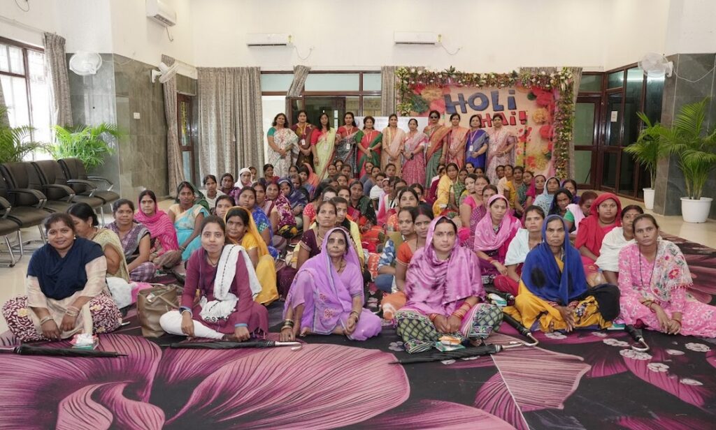 महिला दिवस के अवसर पर श्रद्धा महिला मण्डल ने निविदा कर्मियों को किया सम्मानित…