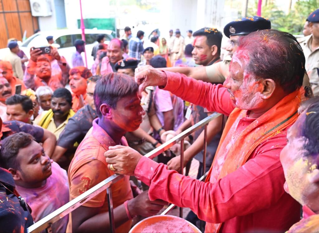 मुख्यमंत्री श्री विष्णुदेव साय ने अपने गृह ग्राम बगिया में ग्रामीणों संग हर्षोल्लास से मनाई होली