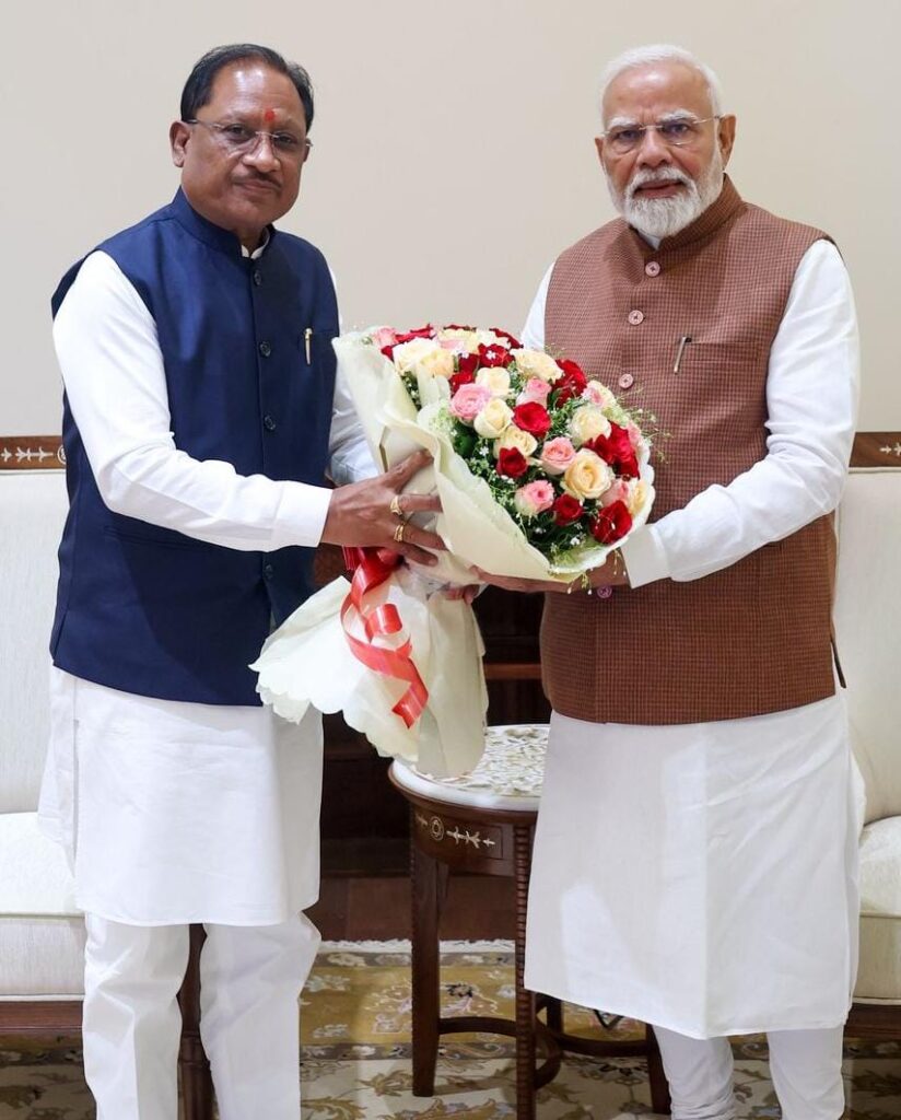 मुख्यमंत्री विष्णुदेव साय ने प्रधानमंत्री को सौंपा बस्तर के विकास का रोडमैप