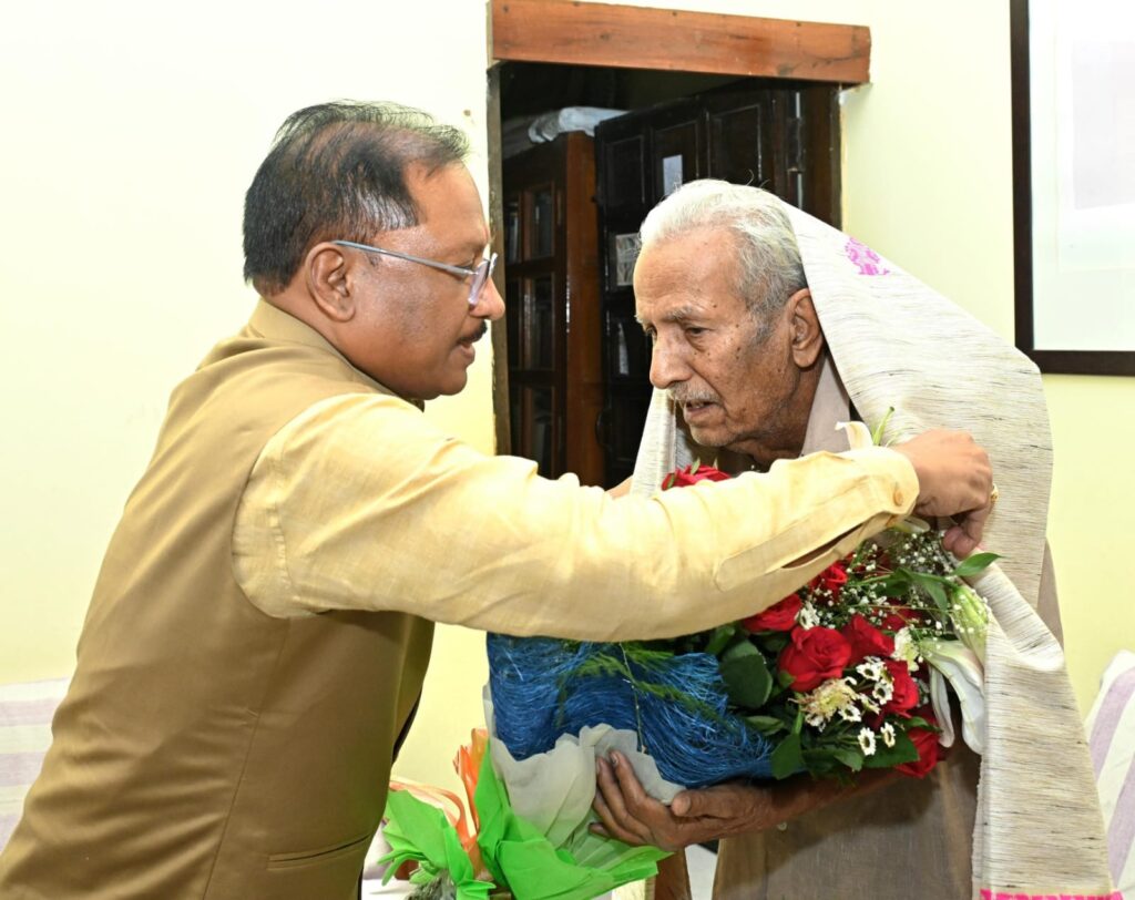 मुख्यमंत्री श्री विष्णुदेव साय ने साहित्यकार श्री विनोद कुमार शुक्ल के निवास पहुंचकर की उनसे मुलाकात
