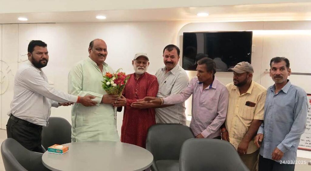 कांग्रेस के नव नियुक्त जिलाध्यक्ष ने पूर्व मंत्री जयसिंह अग्रवाल से किया सौजन्य भेंट…