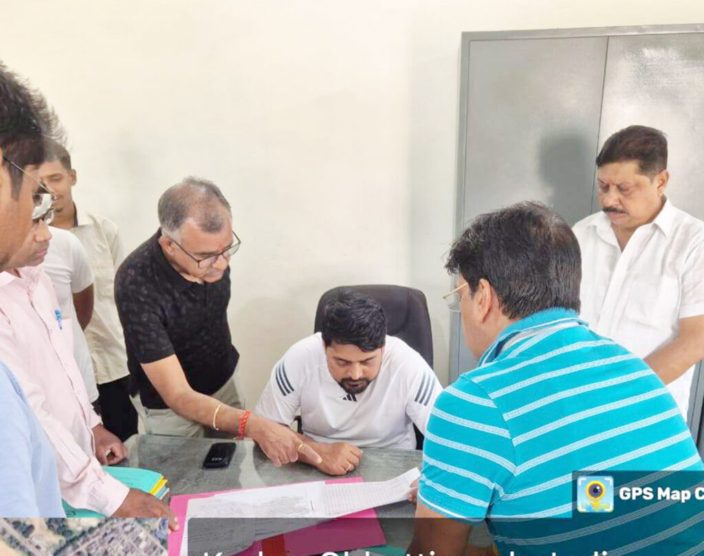 सुशासन तिहार में प्राप्त आवेदनों के जमीनी स्तर पर निराकरण का परीक्षण करने आयुक्त पहुंचे जोन कार्यालय…कितने आवेदनों का हुआ निराकरण, शेष बचे आवेदनों पर क्या हो रही कार्यवाही, आदि का परीक्षण कर समयसीमा में निराकरण करने के दिए निर्देश…