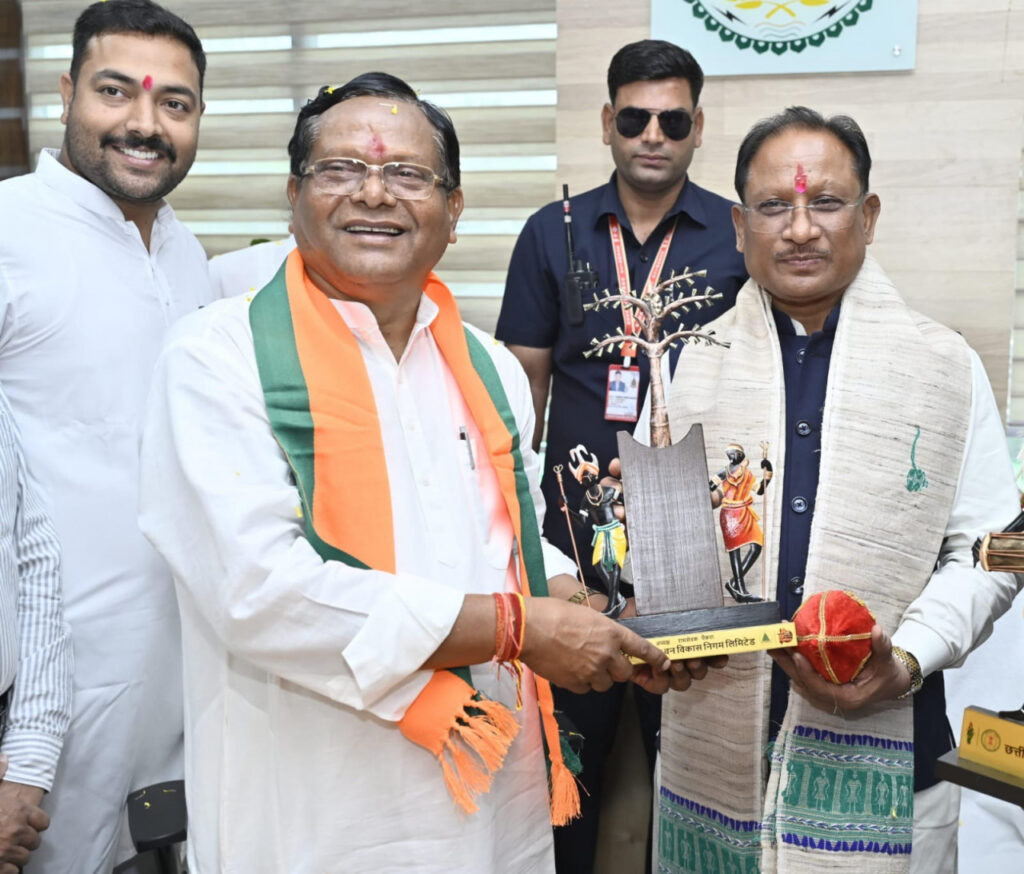 मुख्यमंत्री श्री विष्णु देव साय छत्तीसगढ़ राज्य वन विकास निगम के अध्यक्ष श्री रामसेवक पैकरा के पदभार ग्रहण समारोह में हुए शामिल