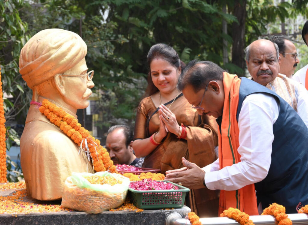 रायपुर : मुख्यमंत्री श्री विष्णु देव साय ने स्वतंत्रता संग्राम सेनानी मधुसूदन दास की प्रतिमा पर किया माल्यार्पण