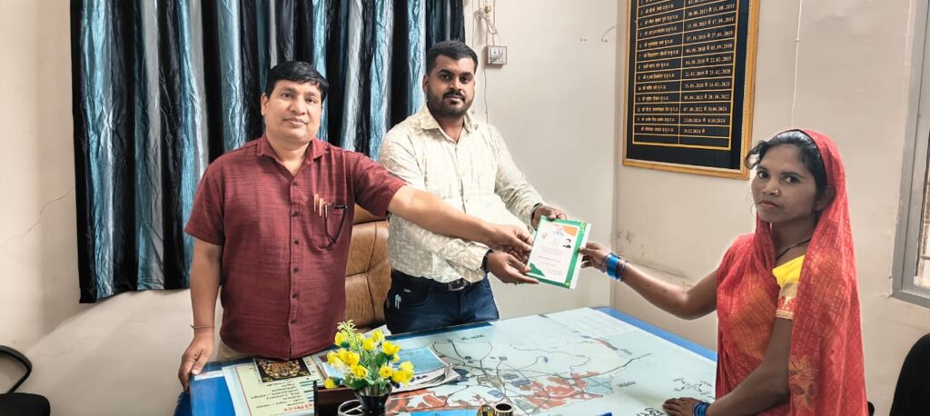 अब राजकुमारी को भी मिल पायेगा उचित मूल्य पर राशन..सुशासन तिहार में दी थीं आवेदन, अब बन गया है नया कार्ड