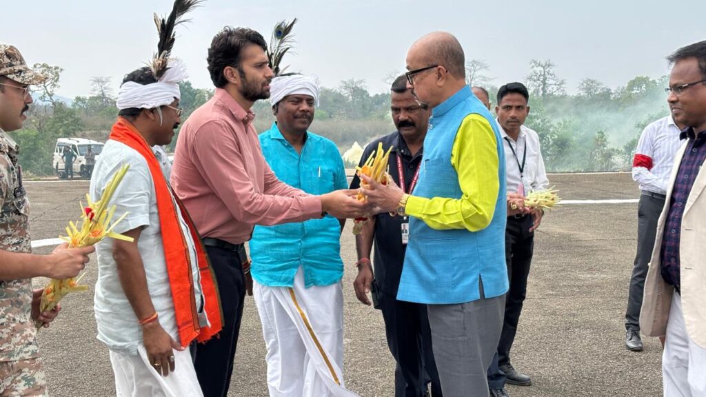 रायपुर : राज्यपाल श्री रमेन डेका का कराली हैलीपेड में आत्मीय स्वागत