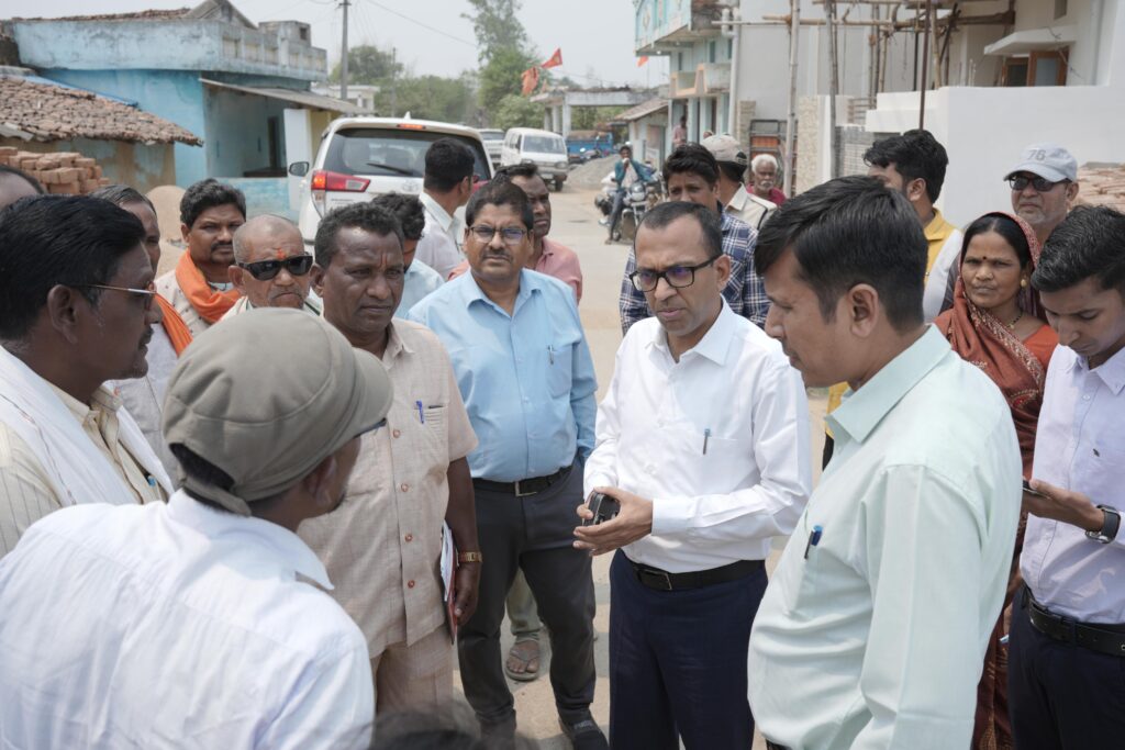 कलेक्टर ने लखनपुर व नगोई बछोरा में शासकीय योजनाओं  के जमीनी स्तर पर क्रियान्वयन स्थिति का किया सघन निरीक्षण